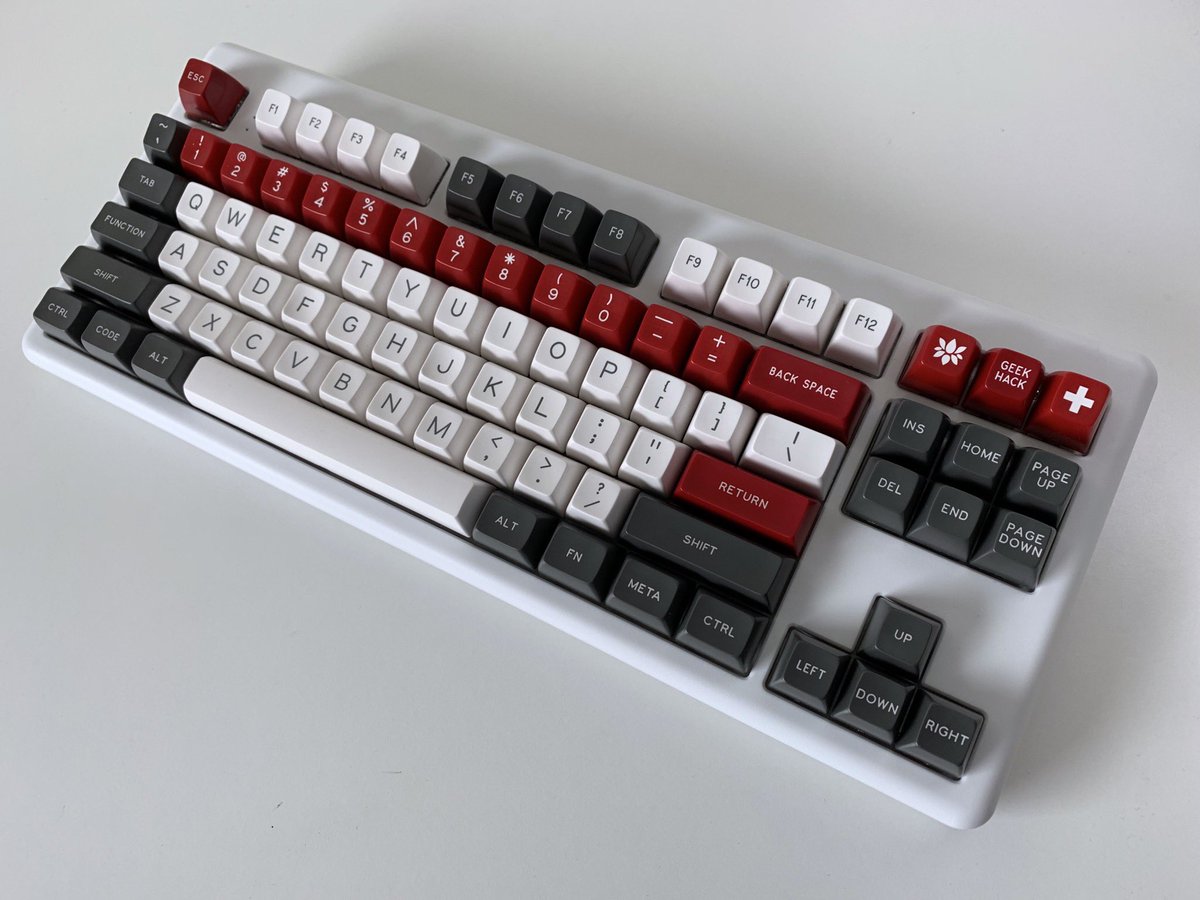 cassidoo's tweet image. Finished putting together my latest (and greatest?) board!! It’s a heavy TKL board I got in Korea with a fully programmable hot swap PCB, rainbow LEDs under each switch, V1 67g Zilents, and a combo of SA Oblivion and SA Round 5. I’m in love!!