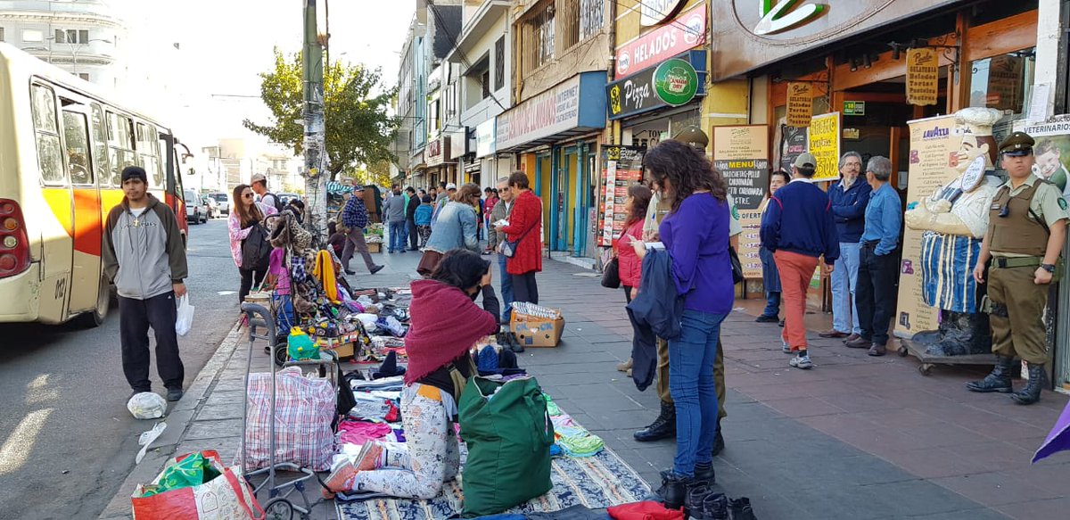 Gobernacionvalp's tweet photo. 🔵El comercio ilegal está asociado directamente a diversos tipos de incivilidades, y la seguridad de las personas es nuestro foco. Por lo mismo, decimos #NoAlComercioIlegal 🚫Apoyamos al comercio formal ➡️Fiscalización y decomiso en #Valparaíso #ChileLoCuidamosTodos🇨🇱 https://t.co/RAsgwvCwWf
