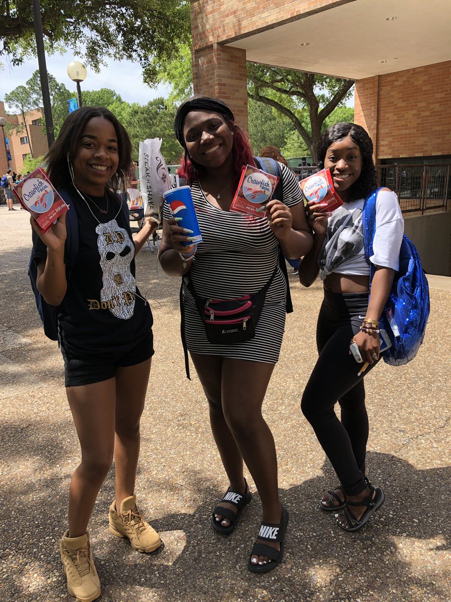 Always be on the lookout for us on campus to get some great goodies🤩 #shsu #shsu20 #shsu21 #shsu22 #shsu23 #shsu24 #samhouston #samhoustonstateuniversity #leasing #comeinforatour #leasingspecials #tourtoday #fall2019 #giveaway #snacks #shsucampus #goodies #cheeseitz #rayban