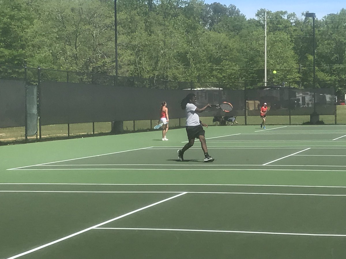 CindyBeal5's tweet photo. It’s a beautiful day for Tennis.  Lee High School at Sectionals!!! https://t.co/VyjL1ADKnR