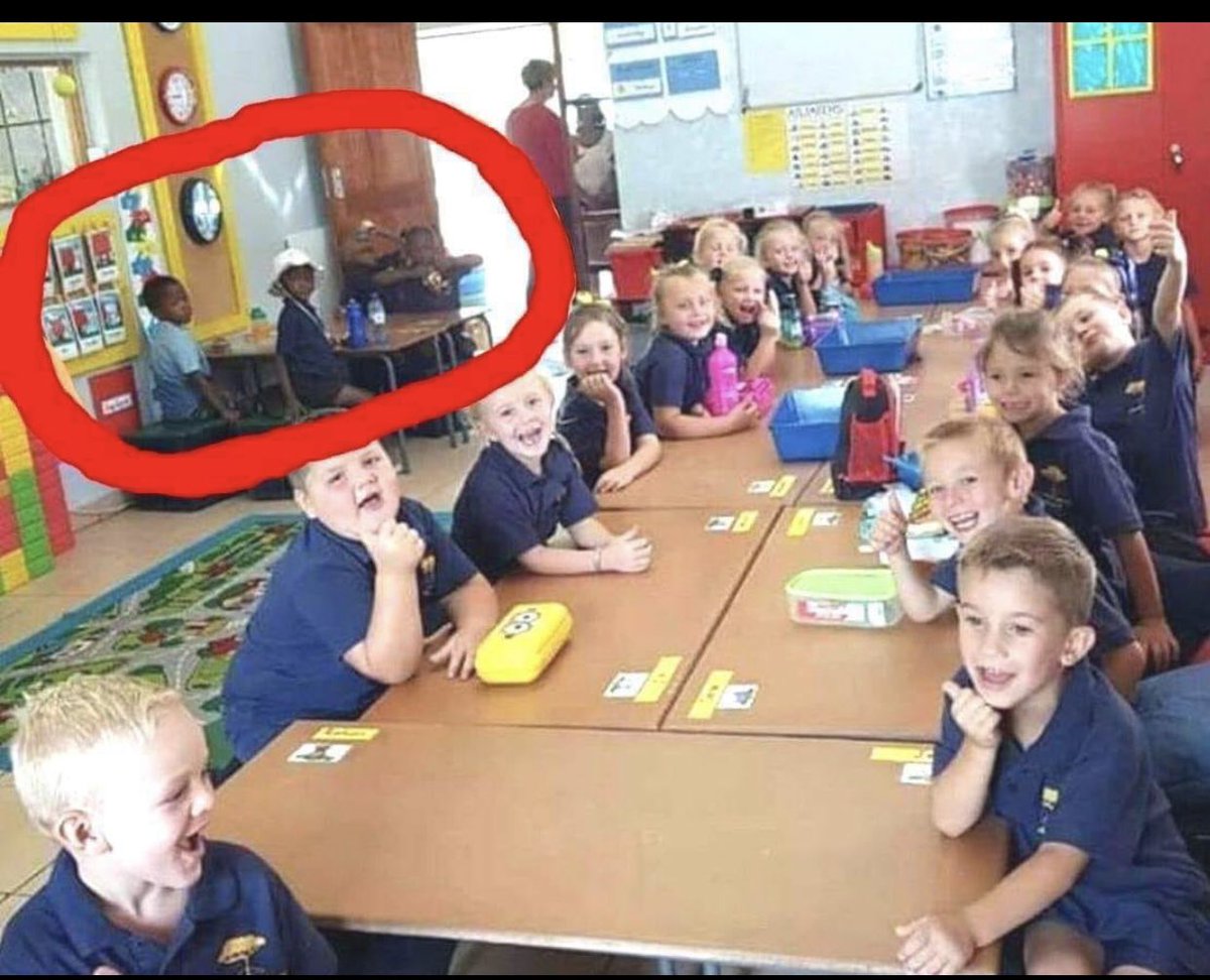 Realmente somos en gran parte lo que nos enseñan desde pequeños, l aeducación y los valores que nuestros padres nos enseñan... que PENA !!! Que foto tan triste 😔.