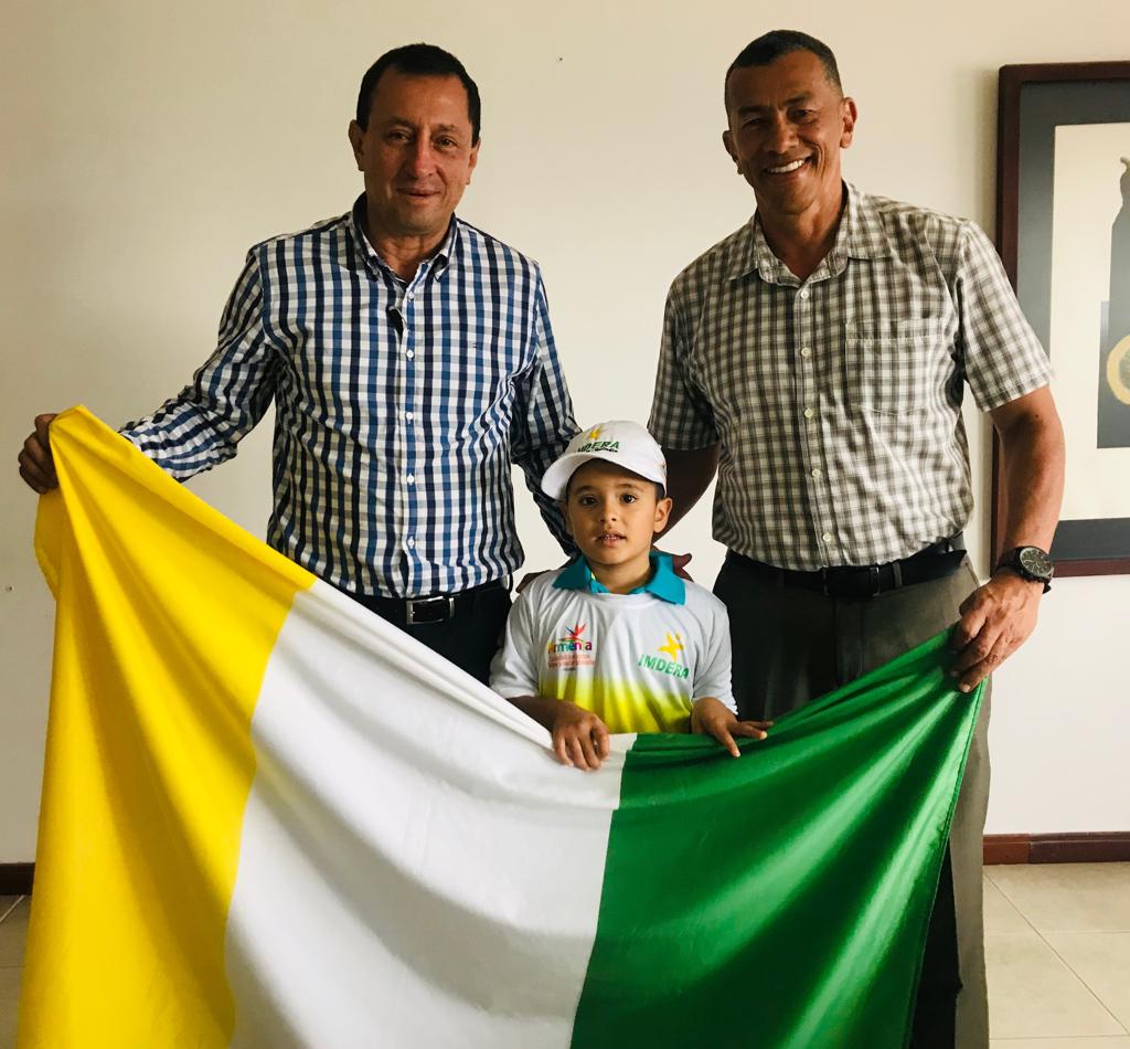 ImderaArmenia's tweet image. 🗣 #ApoyoIMDERA, El ajedrecista Jacobo Caicedo Vallejo recibió la bandera del municipio de Armenia por parte del señor alcalde Oscar Castellanos Tabares, previo a su desplazamiento a Antalya, Turquía donde participará del 21 al 30 de abril en el Mundial Escolar categoría sub-8.