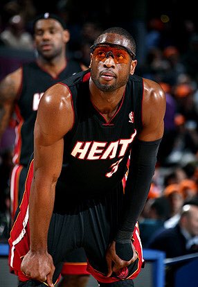 Dwyane Wade, le jeune retraité, à lui aussi porté des goggles avec des verres tintés en 2011. Victime de migraines, ces lunettes devaient lui apporter un confort visuel mais elle furent rejetées à l’utilisation par l’organisation de la ligue mais il continua de donner le tournis!