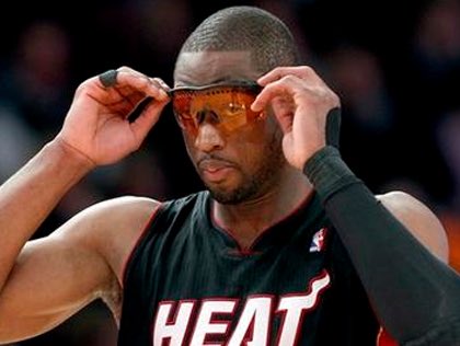 Dwyane Wade, le jeune retraité, à lui aussi porté des goggles avec des verres tintés en 2011. Victime de migraines, ces lunettes devaient lui apporter un confort visuel mais elle furent rejetées à l’utilisation par l’organisation de la ligue mais il continua de donner le tournis!