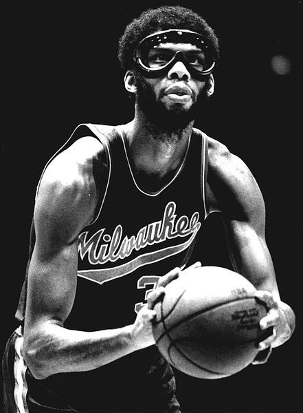 Le jeune Lew Alcindor subit une lésion de la cornée en 1968 avec UCLA puis un nouveau coup dans l’œil durant la pré-saison NBA 1974-75 avec son équipe des Milwaukee Bucks. Il se brisa la main de rage et revint quelques semaines plus tard avec des goggles qui seront son emblème.