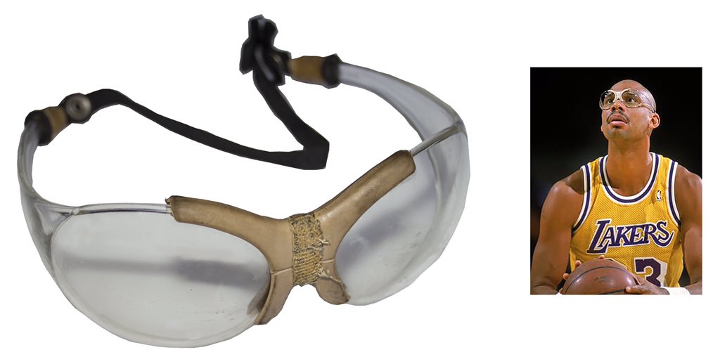 Le jeune Lew Alcindor subit une lésion de la cornée en 1968 avec UCLA puis un nouveau coup dans l’œil durant la pré-saison NBA 1974-75 avec son équipe des Milwaukee Bucks. Il se brisa la main de rage et revint quelques semaines plus tard avec des goggles qui seront son emblème.