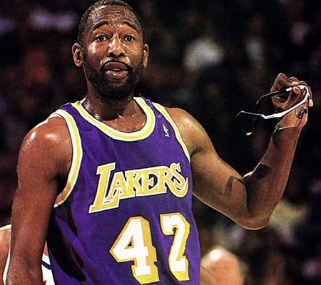 D’autres joueurs ont porté les goggles type Jabbar. À commencer par «The Dream» Hakeem Olajuwon et «Big Game» James Worthy. Le 42 des Lakers a terminé sa carrière en portant un modèle type cyclisme.
