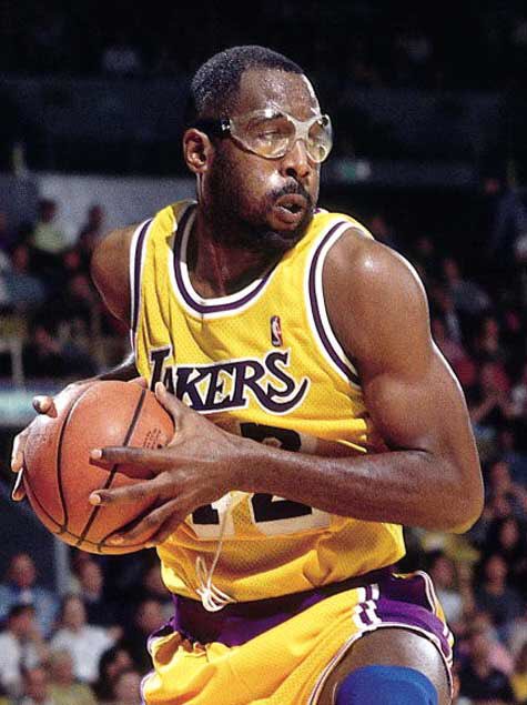 D’autres joueurs ont porté les goggles type Jabbar. À commencer par «The Dream» Hakeem Olajuwon et «Big Game» James Worthy. Le 42 des Lakers a terminé sa carrière en portant un modèle type cyclisme.