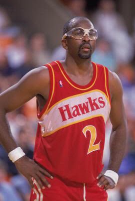 Moses «Chairman of the Boards» Malone a utilisé des lunettes de protection à la fin des années 80 et au début des années 90 avec les Bullets de Washington, Hawks d’Atlanta et Bucks de Milwaukee. Le triple MVP aimait aller au contact gober un maximum de rebonds. R.I.P. Big Mo.