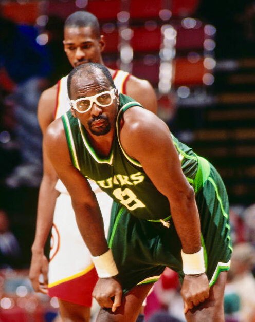 Moses «Chairman of the Boards» Malone a utilisé des lunettes de protection à la fin des années 80 et au début des années 90 avec les Bullets de Washington, Hawks d’Atlanta et Bucks de Milwaukee. Le triple MVP aimait aller au contact gober un maximum de rebonds. R.I.P. Big Mo.