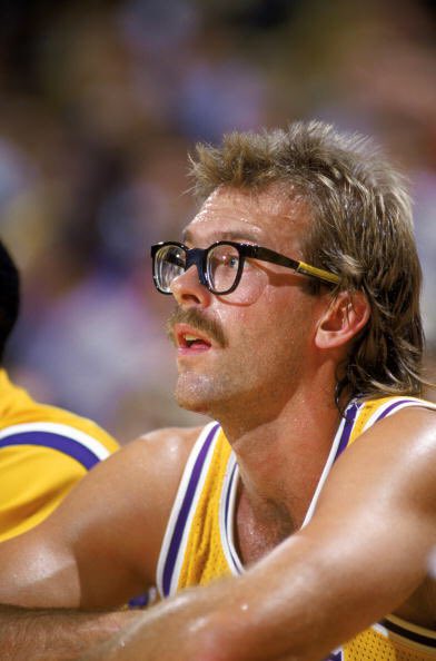 Outre Jabbar et Worthy, d’autres grands noms des  @LALakersFR figurent dans cette liste:le premier pivot dominant de l’histoire de la ligue, George Mikan des Minneapolis LakersLe remplaçant moustachu Kurt Rambis, antithèse du Showtime mais terriblement nécessaire pour la baston.