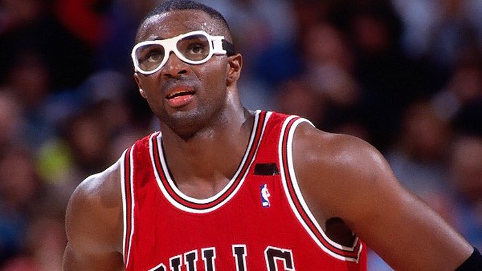 Horace Grant a vu la couleur de ses lunettes évoluer suivant son équipe: modèle blanc ou noir chez les Chicago Bulls, blanc ou bleu chez le Magic d’Orlando, jaune chez les Lakers de Los Angeles, noir aux Supersonics de Seattle.  @bullsfr  @OrlandoMagicFR  @LALakersFR  @sonics_fr