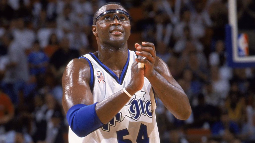 Horace Grant a vu la couleur de ses lunettes évoluer suivant son équipe: modèle blanc ou noir chez les Chicago Bulls, blanc ou bleu chez le Magic d’Orlando, jaune chez les Lakers de Los Angeles, noir aux Supersonics de Seattle.  @bullsfr  @OrlandoMagicFR  @LALakersFR  @sonics_fr