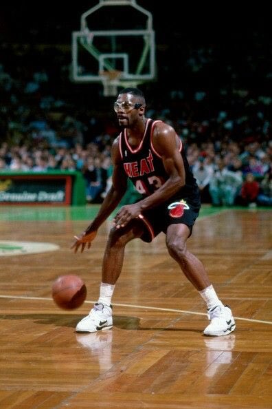 J’ai adoré le look de Buck Williams, super joueur des Blazers de Portland, ROY 1982 aux Nets, et ceux de Grant Long au Heat de Miami et Thurl Bailey au Jazz d’Utah. Beaucoup moins celui d’Antoine «Big Dawg» Carr ! 4 joueurs au service de leur équipe.  @BlazersFr  @UtahJazz_France