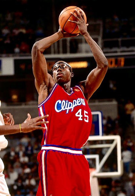 Charles «Bo» Outlaw fait partie de ces joueurs iconiques ayant porté des lunettes de protection, la version cycliste/triathlète, aux  @ClippersFR  @OrlandoMagicFR et  @SunsFRJoueur limité en attaque mais hyper athlétique et gros défenseur. 83 matchs de SR en 01-02 avec 2 teams.