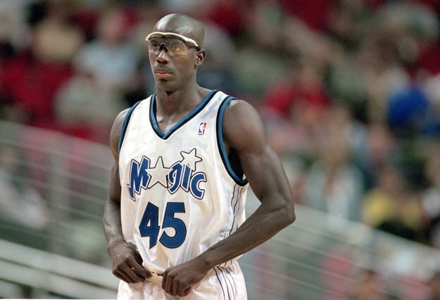 Charles «Bo» Outlaw fait partie de ces joueurs iconiques ayant porté des lunettes de protection, la version cycliste/triathlète, aux  @ClippersFR  @OrlandoMagicFR et  @SunsFRJoueur limité en attaque mais hyper athlétique et gros défenseur. 83 matchs de SR en 01-02 avec 2 teams.