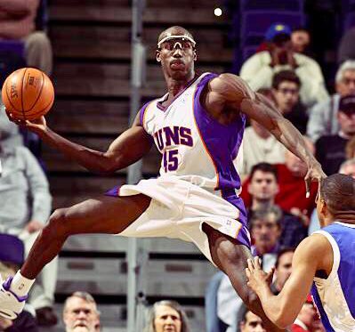 Charles «Bo» Outlaw fait partie de ces joueurs iconiques ayant porté des lunettes de protection, la version cycliste/triathlète, aux  @ClippersFR  @OrlandoMagicFR et  @SunsFRJoueur limité en attaque mais hyper athlétique et gros défenseur. 83 matchs de SR en 01-02 avec 2 teams.