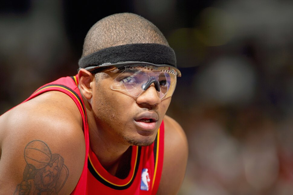 Je cite pêle-mêle d’autres joueurs: Kirk Hinrich, longtemps meneur aux Bulls, Josh Smith le bondissant ailier fort des Hawks puis plus bondissant du tout et arroseur à tout va, Harvey Grant le jumeau d’Horace ou encore Elliott Perry, journeyman passé entre autres par les Hornets.