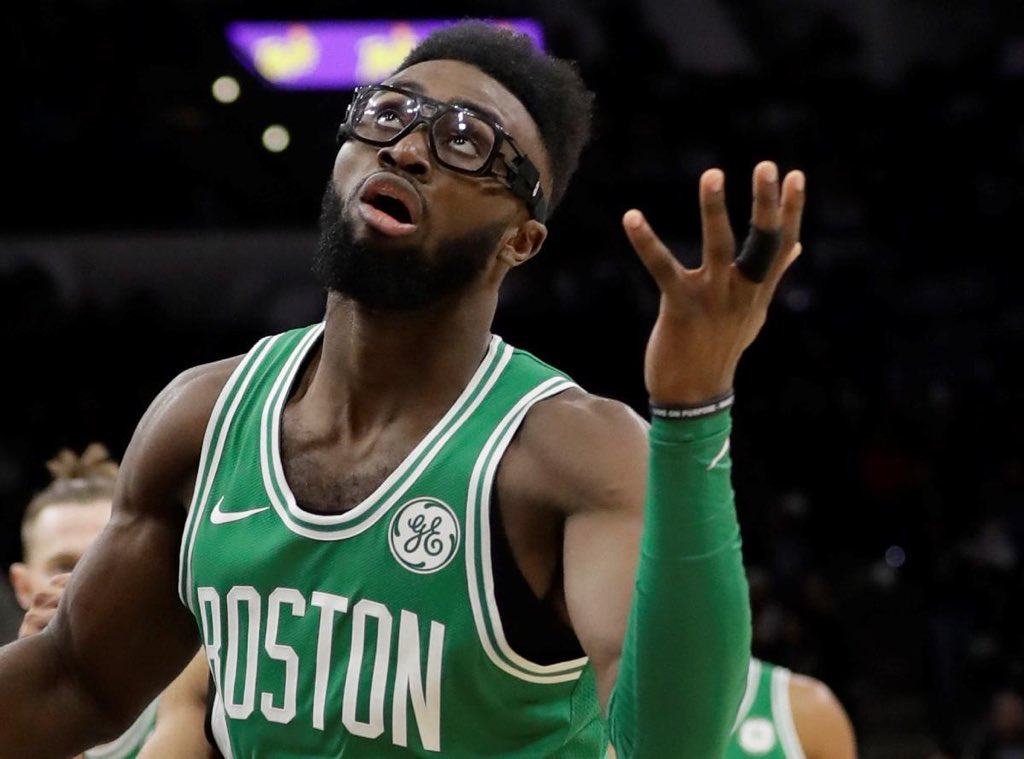 Parmi les joueurs actuels, deux Celtics, Jaylen Brown et Marcus Smart, Jrue Holiday des Pelicans ou Otto Porter Junior, ancien Wizard passé aux Bulls de Chicago, ont épisodiquement porté des lunettes de protection.