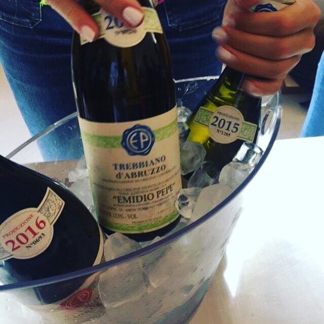 UnconWine's tweet photo. Emidio Pepe. Vini secondo tradizione!
https://t.co/bkOedAeN6L
#vininaturali #lievitiindigeni #organicwine #winelovers #montepulcianodabruzzo #trebbianodabruzzo #vinidabruzzo #abruzzowines #viniditerritorio #aderenzaespressiva https://t.co/oABd6vna5z