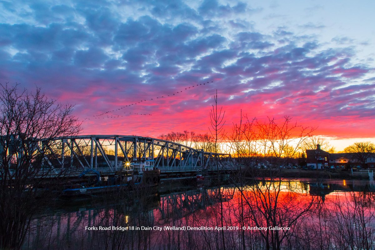 A_Gallaccio's tweet photo. .@Welland #Bridge18 #ForksRoad #Bridge #demolition continued today in #DainCity with a beautiful #sunrise https://t.co/CweK5gLwTJ