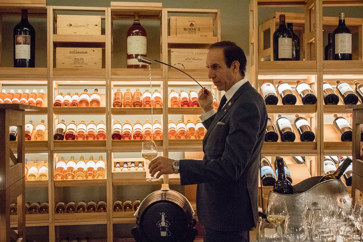 CoqueMadrid's tweet photo. No todos los aperitivos son iguales, depende del dónde, del cuándo y sobre todo depende de con quién.
 ⠀⠀⠀⠀⠀⠀⠀⠀⠀ 
#Cristalería #Chefandsommelier #Coque #SalaCoque #EstrellaMichelin @chefsommelieres https://t.co/YrOv3Qg7Ge
