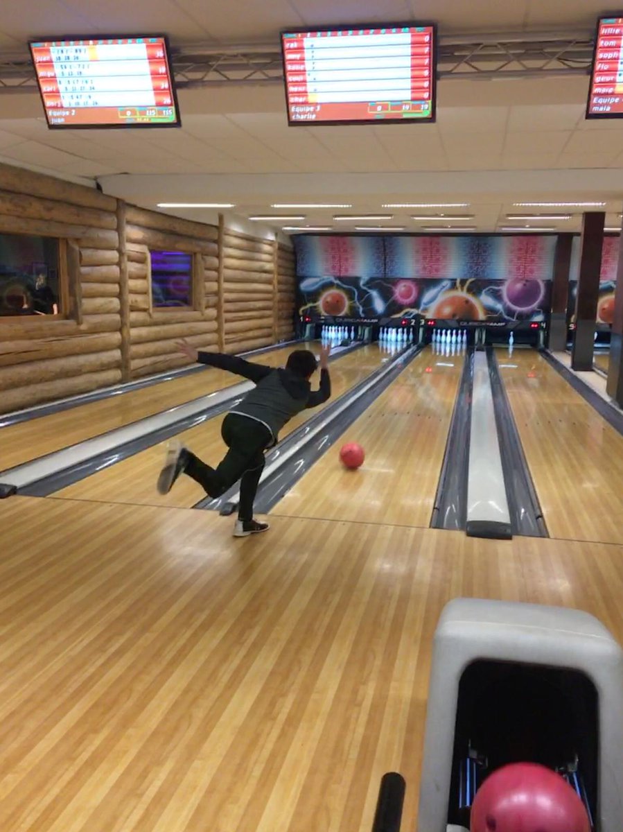 bas_sport's tweet photo. Bowling in Val Thorens tonight. Mr Flutter showed there is no substitute for experience scoring an evening high of 143 https://t.co/azmfnwXamg