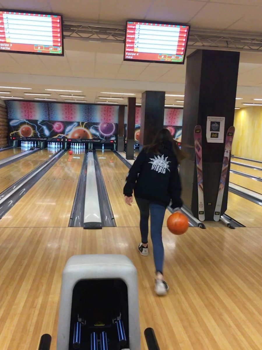 bas_sport's tweet photo. Bowling in Val Thorens tonight. Mr Flutter showed there is no substitute for experience scoring an evening high of 143 https://t.co/azmfnwXamg