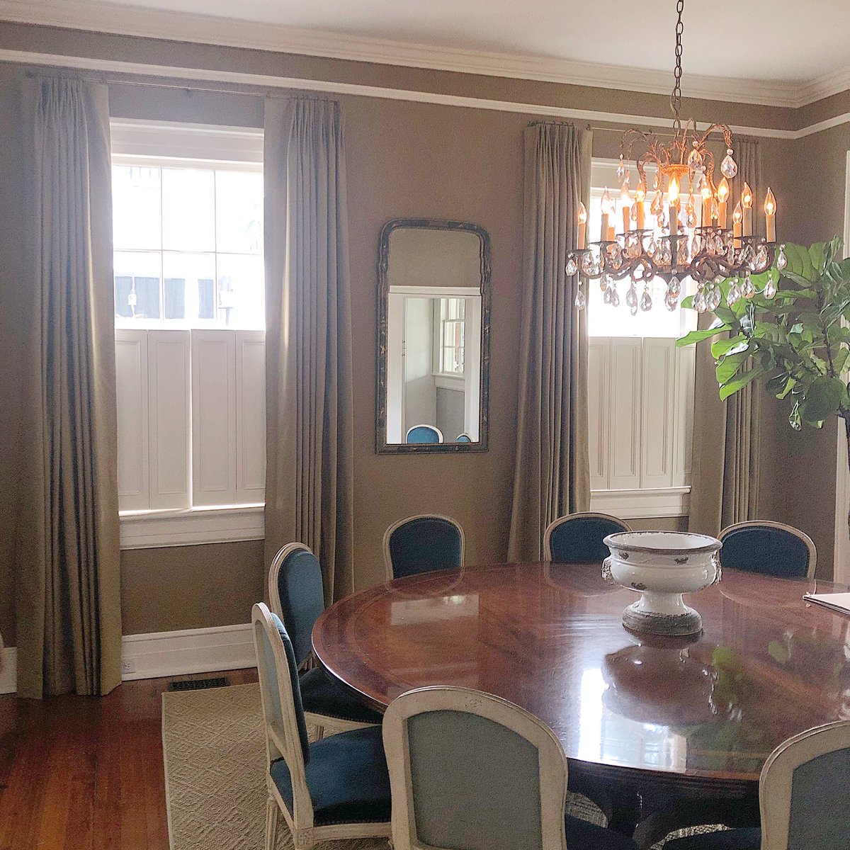 southernshadesc's tweet photo. Custom Wool Drapery! ✨Design: @mclaurinparker
#southernshades #southernshadesdesign #customdrapery #customdraperyworkroom #mclaurinparkerdesign #charlestondesign #interiordesign #customhardware #hollandandsherry #hollandandsherrywool #woolfabric #wooldrapery #charlestonsc https://t.co/UhA1cEcvtt