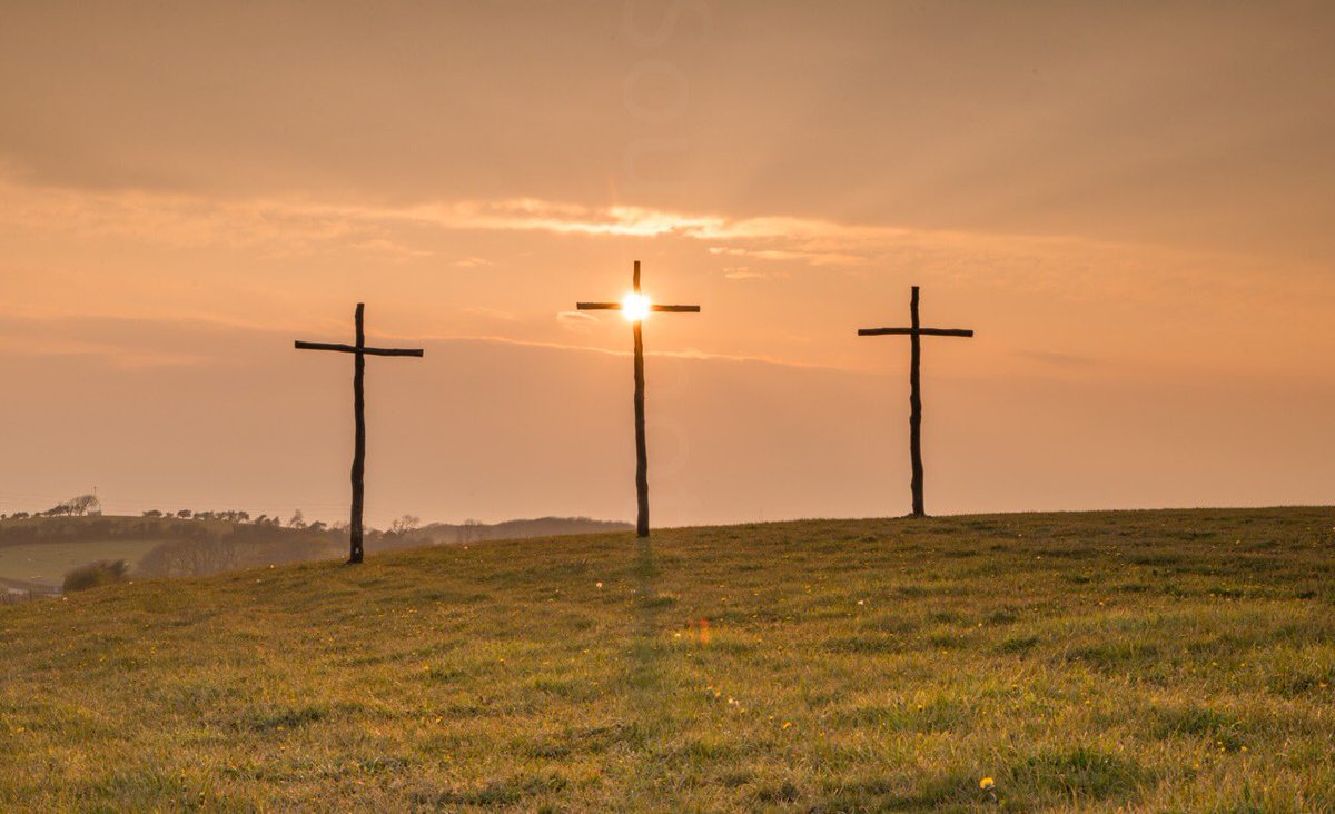Siennaeva11's tweet photo. Beautiful light this evening ...
Three Crosses, Downs Rd ....#easter #Easter #isleofwight #PureIslandHappiness #sunset #cross #nature #omgb https://t.co/Z9i42o2kH4