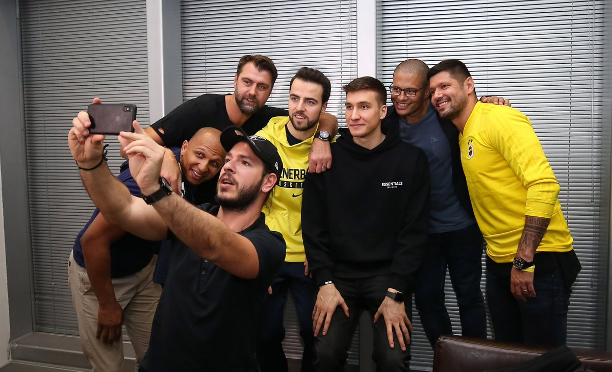 FBBasketbol's tweet photo. 📸💛💙 https://t.co/vtBw6wHBPP