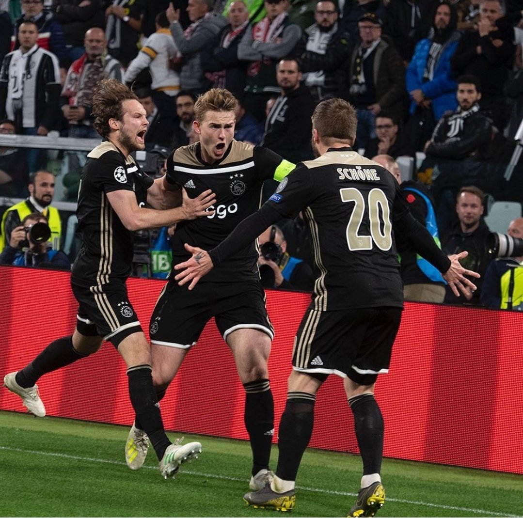 SupremeFootball's tweet photo. Scenes in Torino! Ajax the underdogs destroy Juventus at the Allianz Arena. 

Massive respect 👏

#Ajax #JuveAjax #UCL #ChampionsLeague https://t.co/RiL9sxMFwd