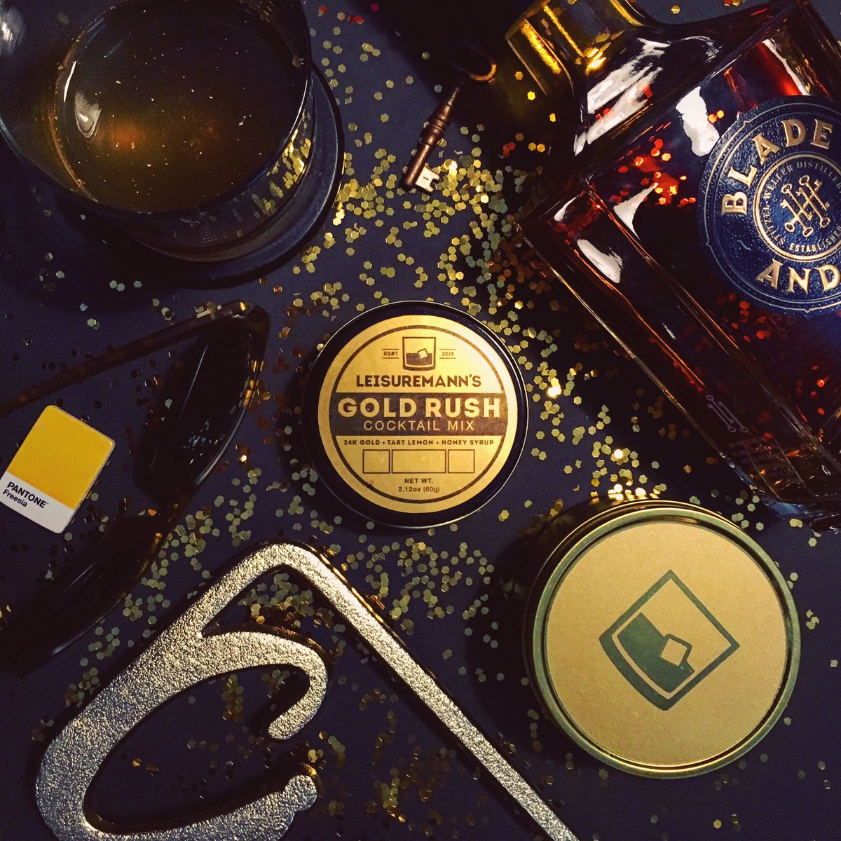 In case you forgot - WE PUT 24K GOLD IN A COCKTAIL MIX!! Cheers. 😜
•
#goldrush #bourbon #whiskey #cocktails #goldencocktail #cocktailmixer #packaging #branding #startupbusiness #entrepreneur #bourbondrinks #craftcocktails #uniqueproducts #drinkers #24kgold #mixdrink  #cocktails