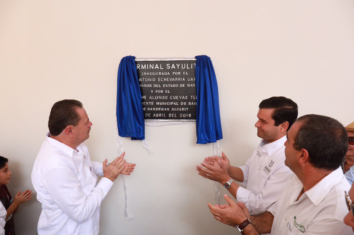 NayaritGobierno's tweet photo. El gobernador @aegnayarit inauguró la Terminal Camionera de Sayulita, de la empresa Auto Transportes Compostela S.A. de C.V. Esta terminal genera empleo en la zona y mayor movilidad de habitantes y turistas.🚍🚌🏖✅ #NayaritEnamora https://t.co/SuqY3CqkuC