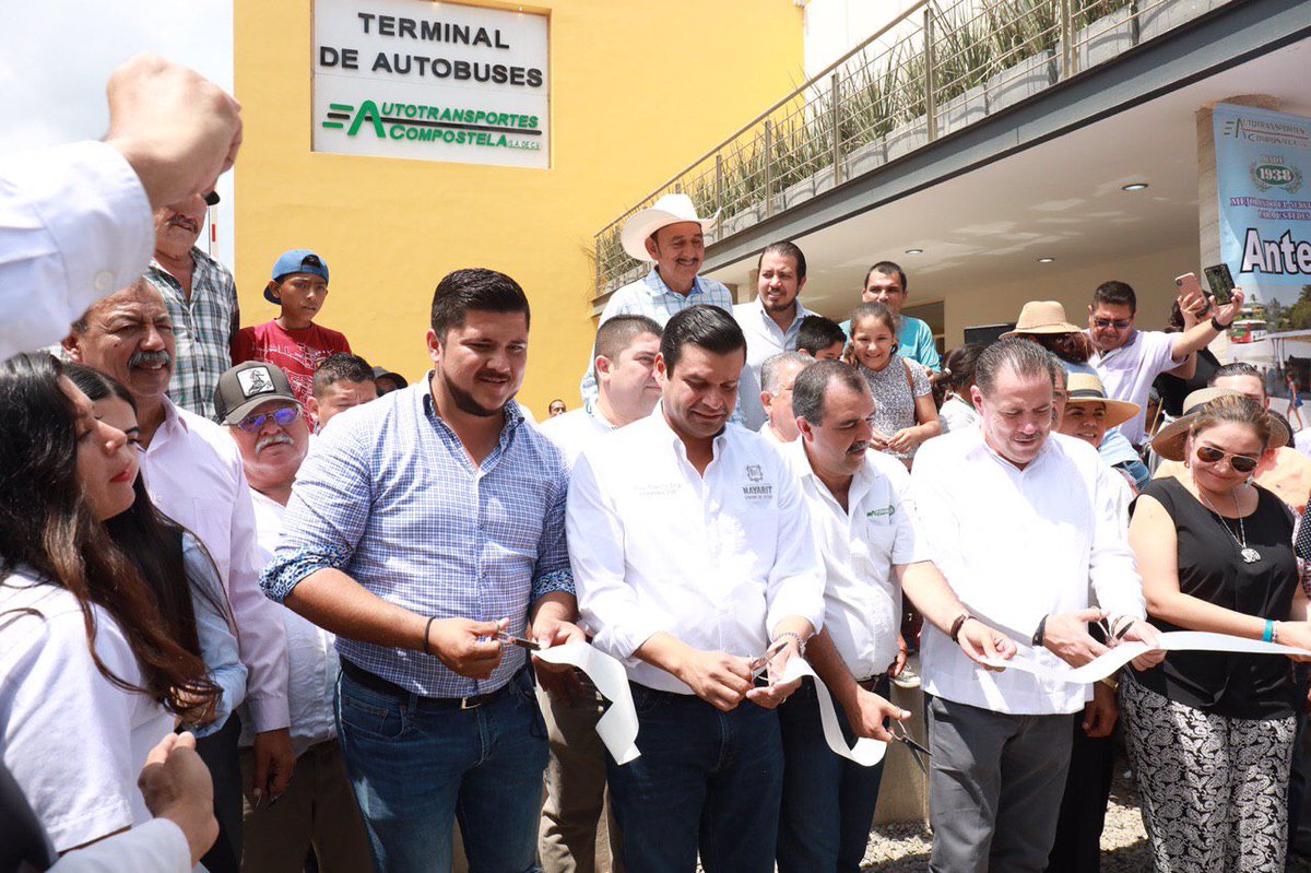 NayaritGobierno's tweet photo. El gobernador @aegnayarit inauguró la Terminal Camionera de Sayulita, de la empresa Auto Transportes Compostela S.A. de C.V. Esta terminal genera empleo en la zona y mayor movilidad de habitantes y turistas.🚍🚌🏖✅ #NayaritEnamora https://t.co/SuqY3CqkuC