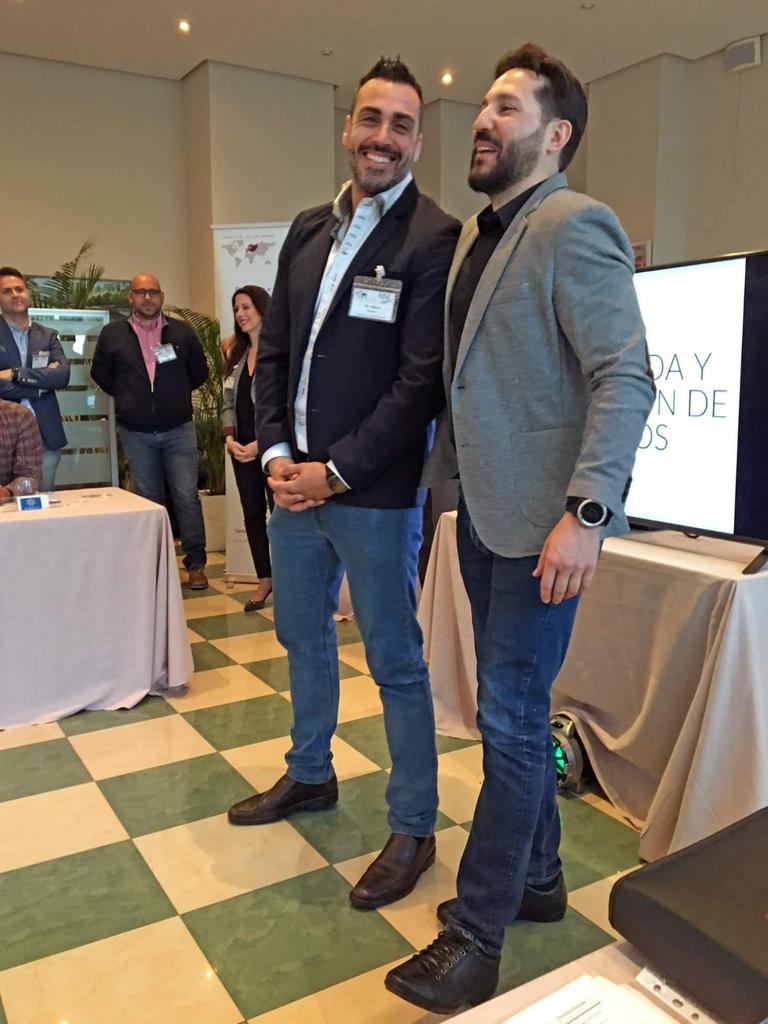 Pacomazon's tweet photo. Apoyando a mi compañero y amigo Javier Asís en su presentación de #exolution #exocloud en #bnimurcia. Un orgullo y un placer. https://t.co/k0TGlHhoyP