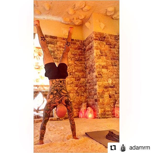 SaltRmhenderson's tweet photo. Looks like some yogis are having fun in the room. Join our weekly yoga sessions in the Halo-therapy salt cave. . The #calming and detoxifying effects of halotherapy can support the immune, nervous and lymphatic systems. Additional #benefits are reduced… https://t.co/8MonGsoudR https://t.co/jPBlGN42Hs