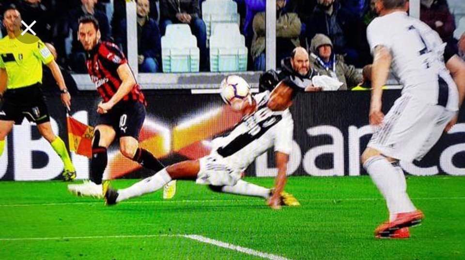 MaxZaramella's tweet photo. @SkySport @juventusfc @AFCAjax @ChampionsLeague @caressafabio su Juve - Ajax "incredibile, questo in Italia l'avrebbero fischiato" #vergogna #vattene https://t.co/kSIwbd6tkF
