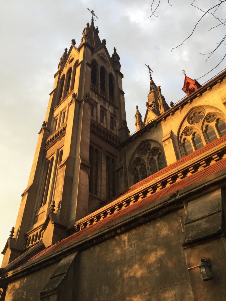 efeortega's tweet photo. Con lo de #NotreDame han salido hartos interesados en catedrales góticas. Yo recomiendo visitar “el templo gótico” absoluto de Santiago que es la Basílica del Perpetuo Socorro, en Blanco (dos cuadras al poniente del Club Hípico). Una versión a escala de las #NotreDames francesas https://t.co/ckGgpoXYlV