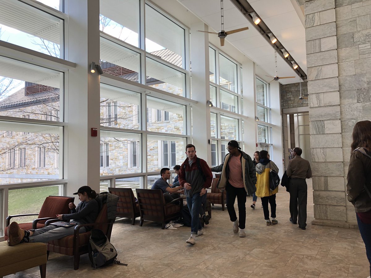 bhrenton's tweet photo. Transitioning between classes. #previewdays @MiddAdmissions https://t.co/MrdA59E4HM