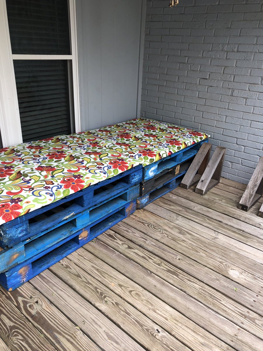 WFmomlife's tweet photo. When you finally finish that project you have always “talked” about. Now just need to fill in with pillows. #PalletProjects #FrontPatio #CoffeeTime #WineTime #DIY #FreePallets #TheOtherHalfEvenLikes #WFMomlife https://t.co/mguOYR6i1p