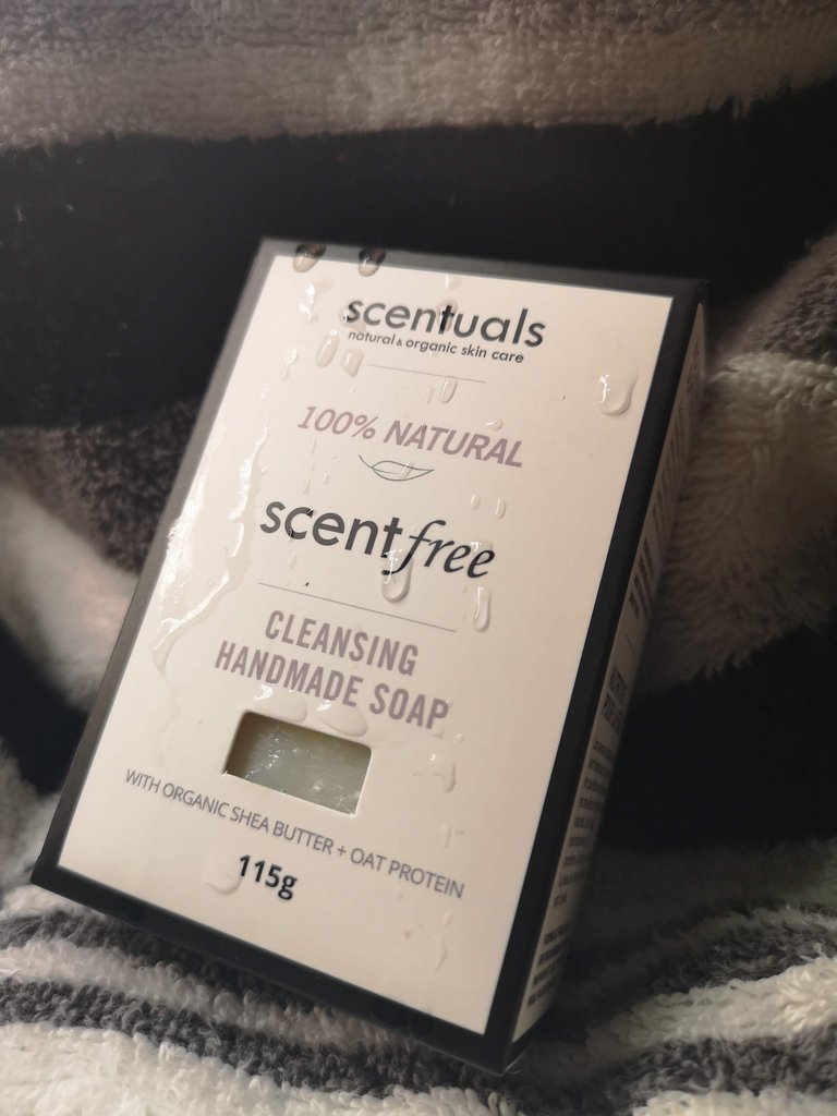 Our handmade all natural Scentfree Soap Bar is highly recommended for individuals with sensitive skin, eczema or psoriasis. This gently cleansing bar creates a rich lather, while hydrating and restoring skin's natural moisture barrier.