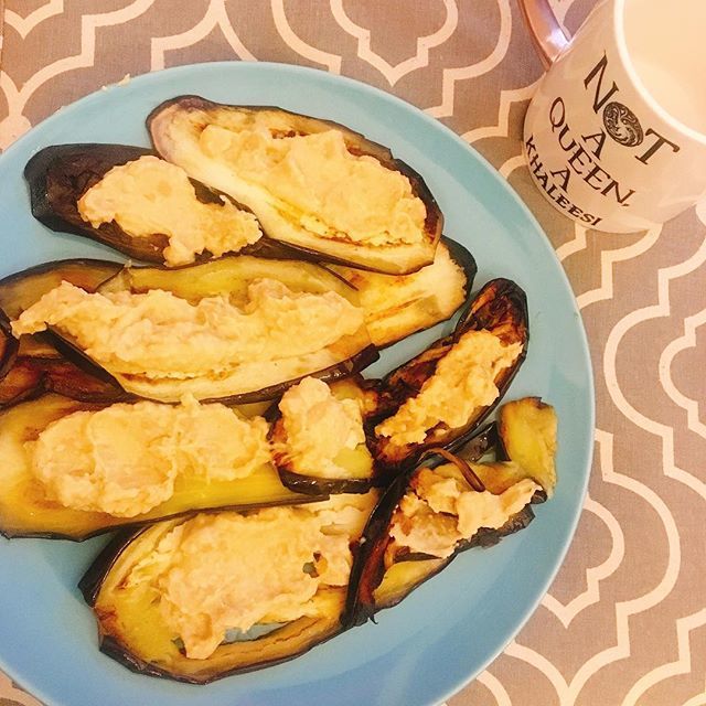 SilviaScarrone's tweet photo. 📍Milan (Italy): not a queen a #kahleesi this is my dinner in front of the last episode of game of throne. Grilled Egg(plants) with homemade hummus. Did you already whats episode 1? 🐉 https://t.co/147XFqHHJi https://t.co/AzbVJ8WIcH