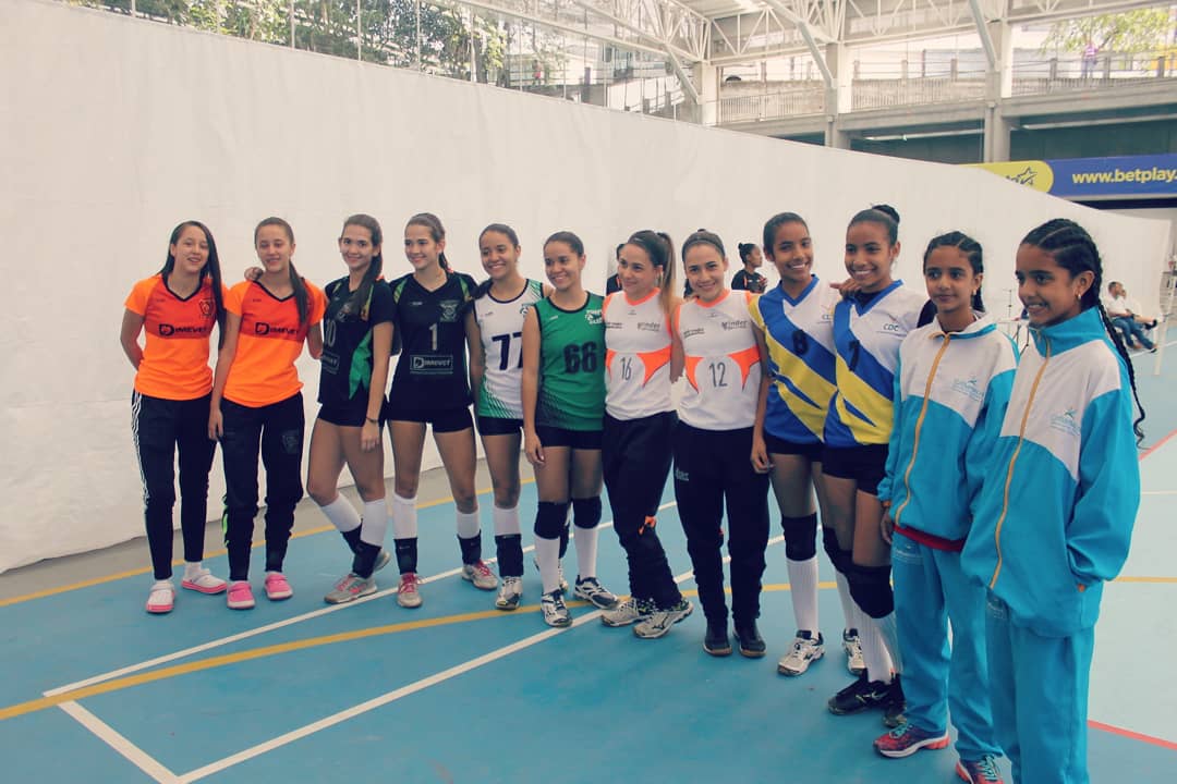 FestinalM's tweet photo. ¡UNIDAS POR UNA MISMA PASIÓN! 👩‍👧‍👧🏐🤩

Varias gemelas se dan cita en el Festival de Voleibol. No sólo las sangre las une, también el deporte 😍🔝 https://t.co/R8MaOPRXro