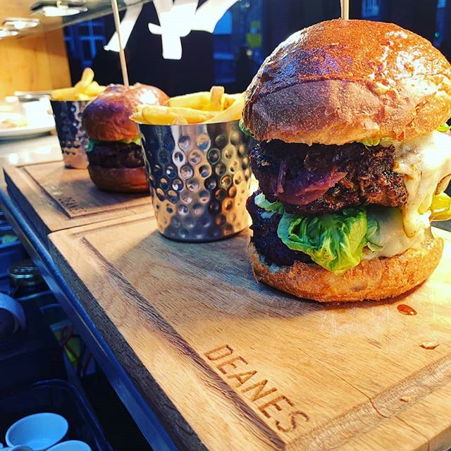 Our now famous 16oz @deanesmeatlocker bbq burger. An absolute beast of a burger, just ask @philgraham01 ! #meatlocker #meatporn #ultimateburger #secretrecipe #bbqporn bit.ly/2UY1pvH