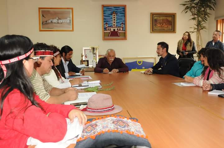 munilaserena's tweet photo. Representantes de organizaciones Diaguita, core Javier Vega y comisión de Cultura del municipio se reunieron con @jacob_alcalde para buscar nuevas alternativas y obtener respuesta ante la solicitud de declarar zona de resguardo el Sitio El Olivar. https://t.co/cMLPAUAURB