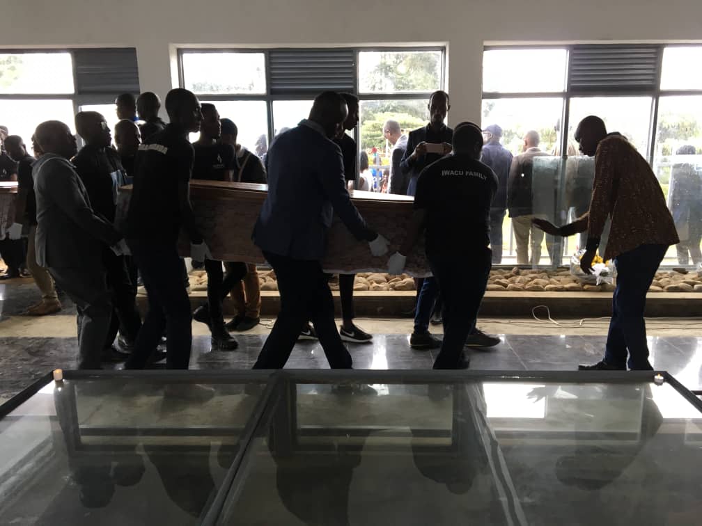 UWIMANA_Phanuel's tweet photo. Nyuma y'imyaka 25 imibiri 12000 y'abazize #GenocideAgainstTutsi yashyinguwe mucyubahiro @KarongiDistr #GishyitaCell ni umuhango witabiriwe n'abanyacyubahiro batandukanye barimo ba Hon Governors @RwandaWest nuwa @RwandaSouth hamwe n'umukuru wa Abadventise muri africa #Kwibuka25 https://t.co/vzSAZexl8g