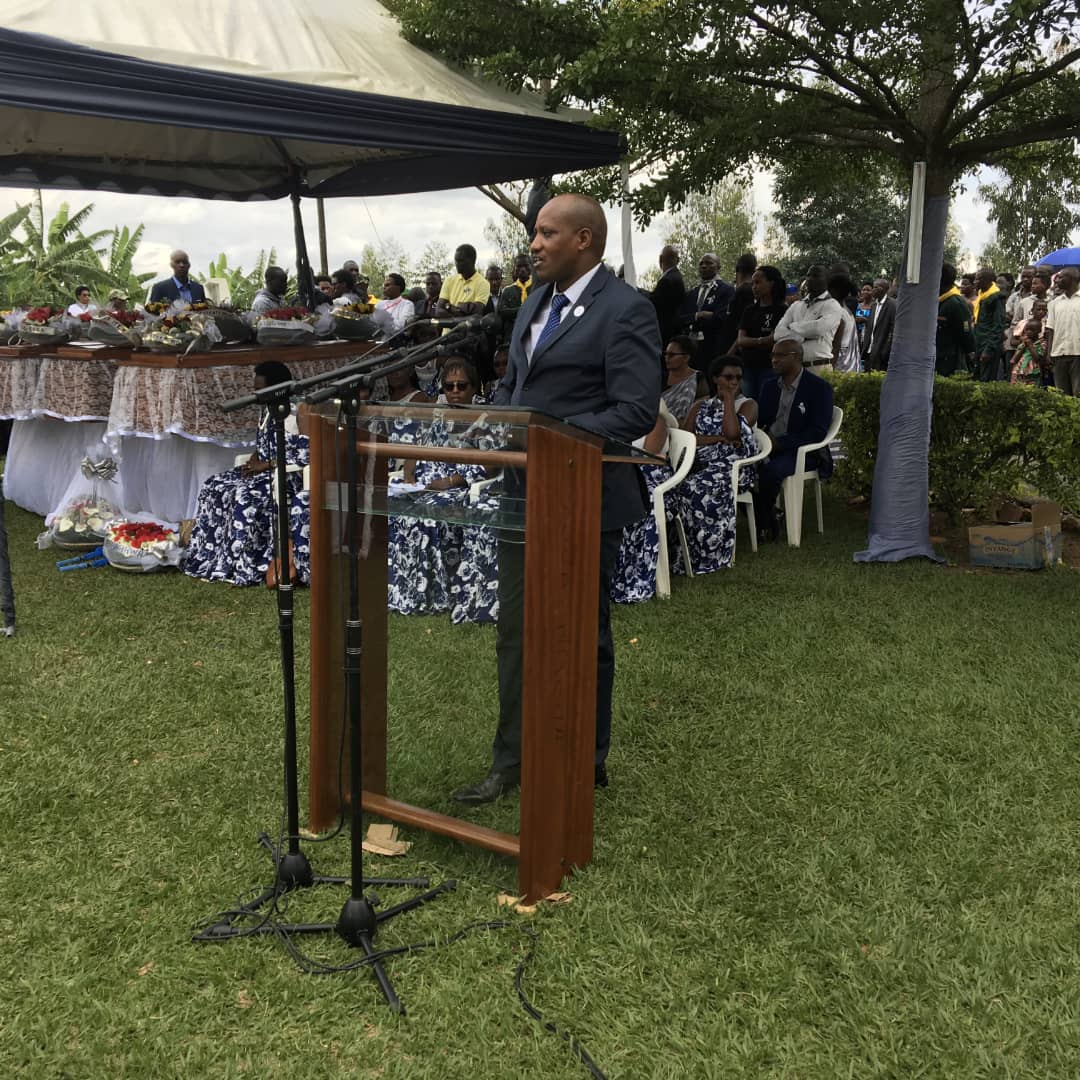 UWIMANA_Phanuel's tweet photo. Nyuma y'imyaka 25 imibiri 12000 y'abazize #GenocideAgainstTutsi yashyinguwe mucyubahiro @KarongiDistr #GishyitaCell ni umuhango witabiriwe n'abanyacyubahiro batandukanye barimo ba Hon Governors @RwandaWest nuwa @RwandaSouth hamwe n'umukuru wa Abadventise muri africa #Kwibuka25 https://t.co/vzSAZexl8g