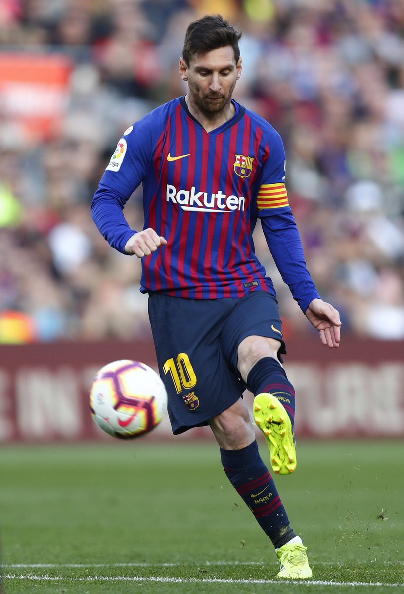 Este SEŇOR, sin dudarlo es el mejor jugador que ha existido en la historia del futbol... Grande, grande, gemrande grande..... Messi