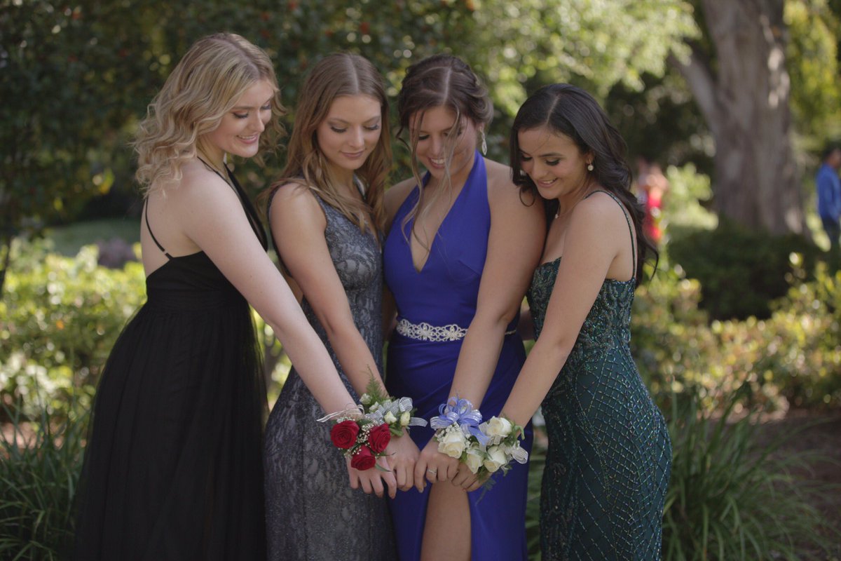 _megan_marie__'s tweet photo. 💙PROM ‘19💙 https://t.co/AV4jdhLurh